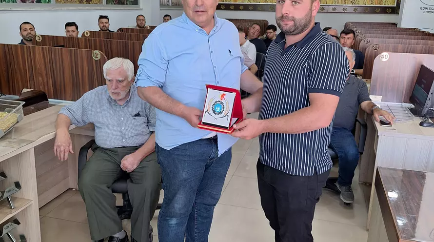 2026 YILI İLK MAHSÜL GETİREN ÜRETİCİMİZİN HEDİYESİ TAKTİM EDİLDİ